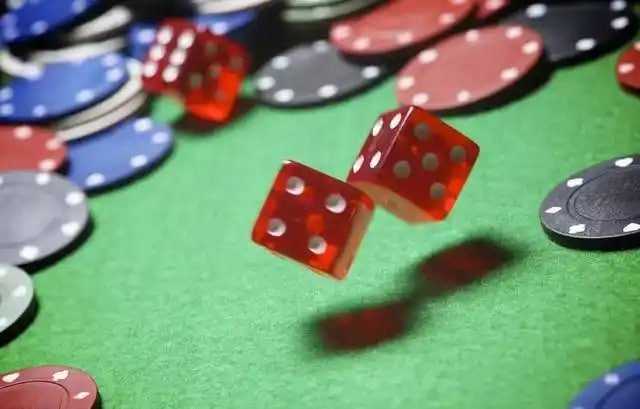 Live Texas Poker dealer managing community cards and player positions at an aladin88 table